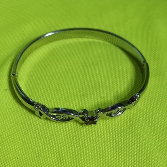 Silvertone hinged pinkish purplish stone bracelet - Picture 4 of 6